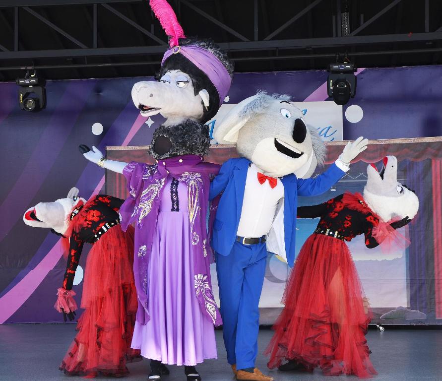 Izklaidējoša izrāde ar leļļu šoviem viesnīcā Club Aqua Plaza