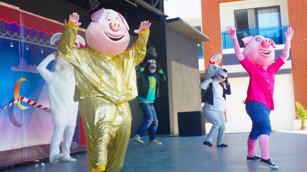 Bērnu izklaide Club Aqua Plaza ar dzīvnieku maskām uz skatuves.