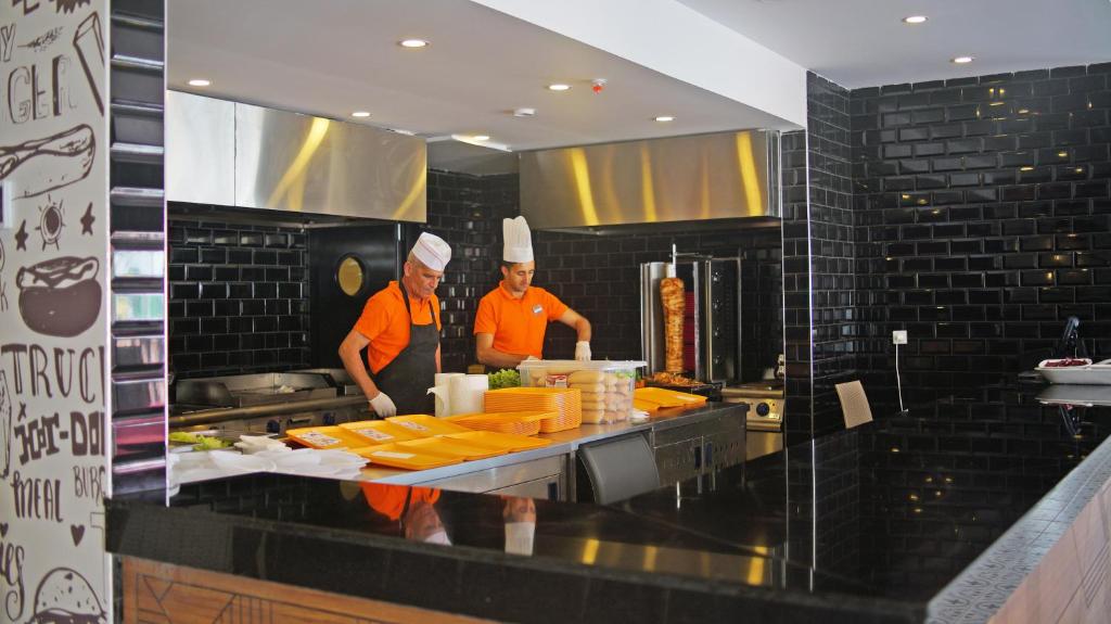 Viesnīcas Club Aqua Plaza virtuve ar šefpavāriem gatavojot ēdienus.