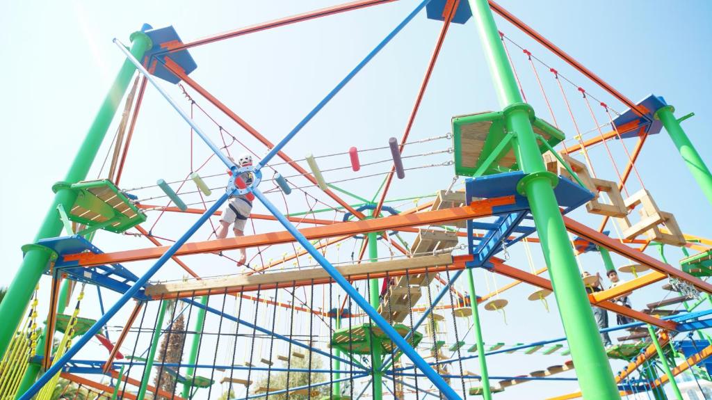 Bērni piedalās piedzīvojumu parkā pie Club Aqua Plaza.