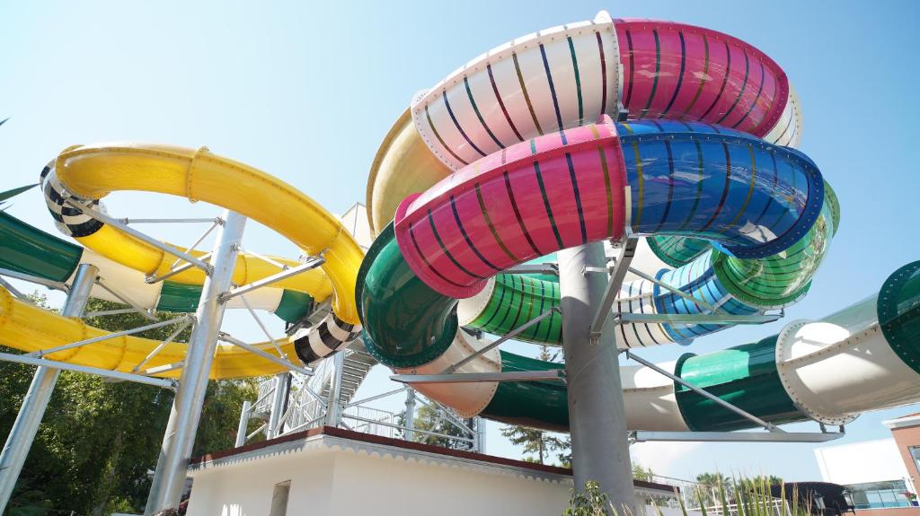 Aizraujoši ūdens slidkalniņi Club Aqua Plaza