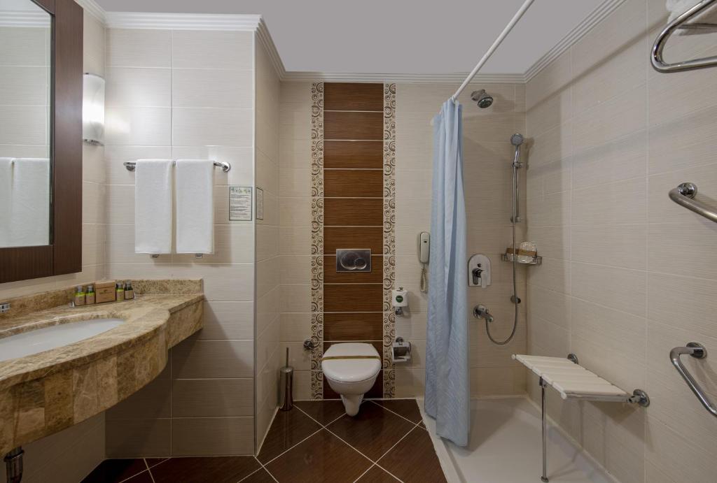 Moderns vannas istaba ar dušu un elegantu izskatu, Megasaray Westbeach Antalya