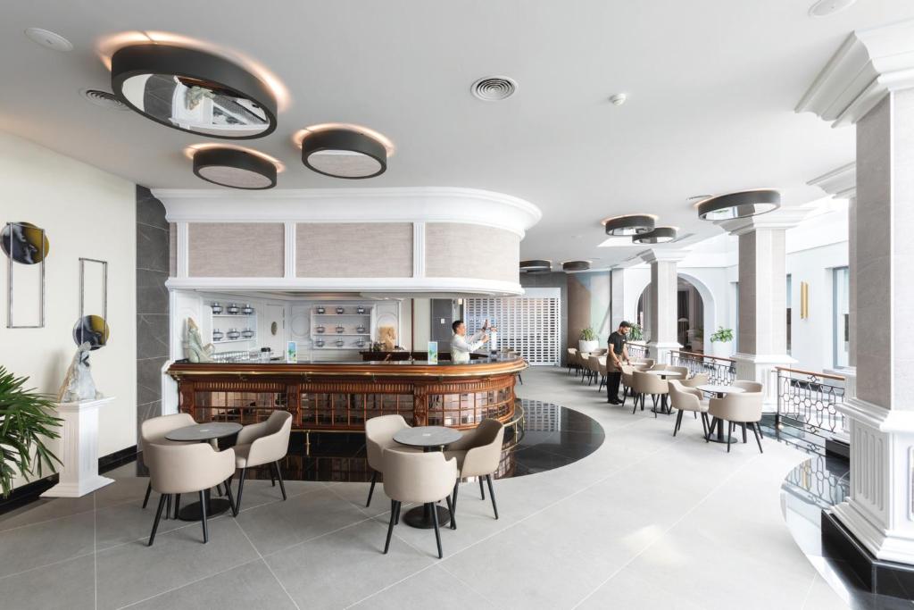 Mūsdienīgs bārs Riu Madeira ar elegantiem krēsliem un gaisīgu atmosfēru.