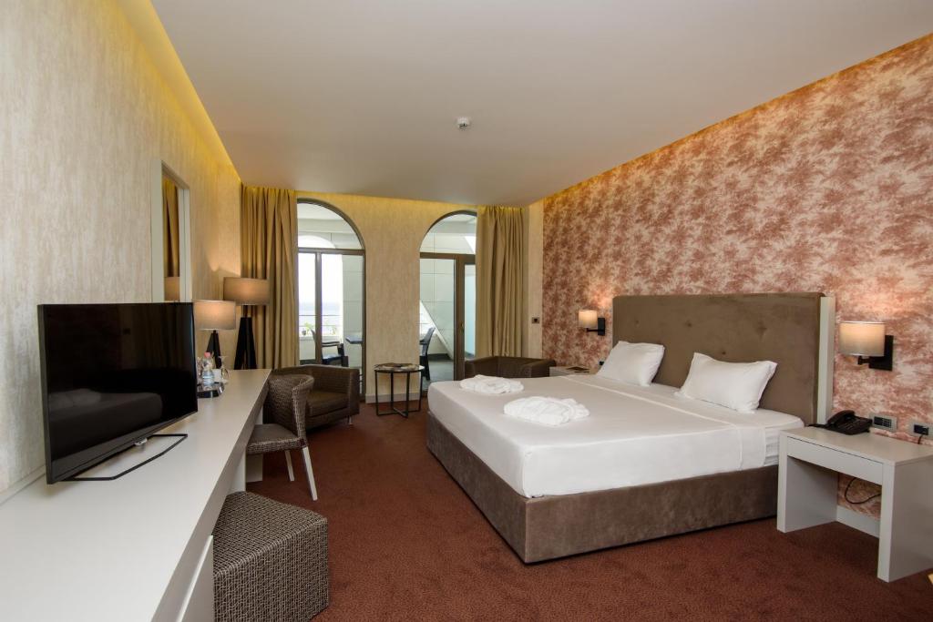 Moderns viesnīcas numurs ar divguļamo gultu, televizoru un ērtām mēbelēm. Lieliski piemērots relaksācijai un atpūtai.