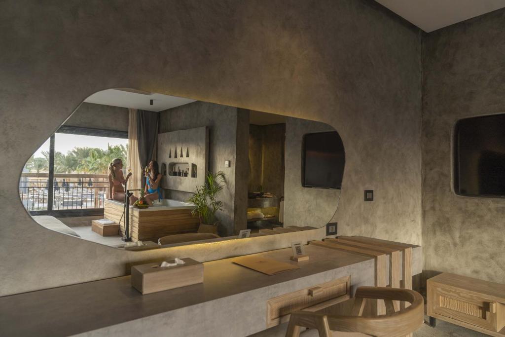 Divas sievietes izbaudīt atpūtu luksusa numurā Sunrise Tucana Resort.