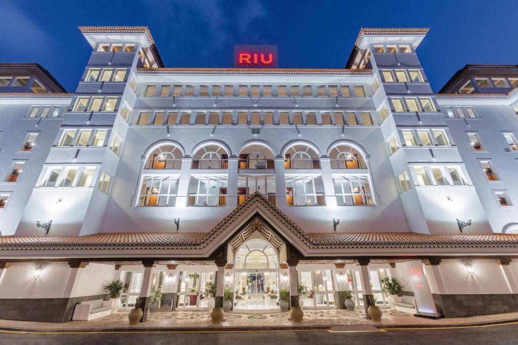 Riu Madeira viesnīcas eleganta fasāde piekrastē naktī