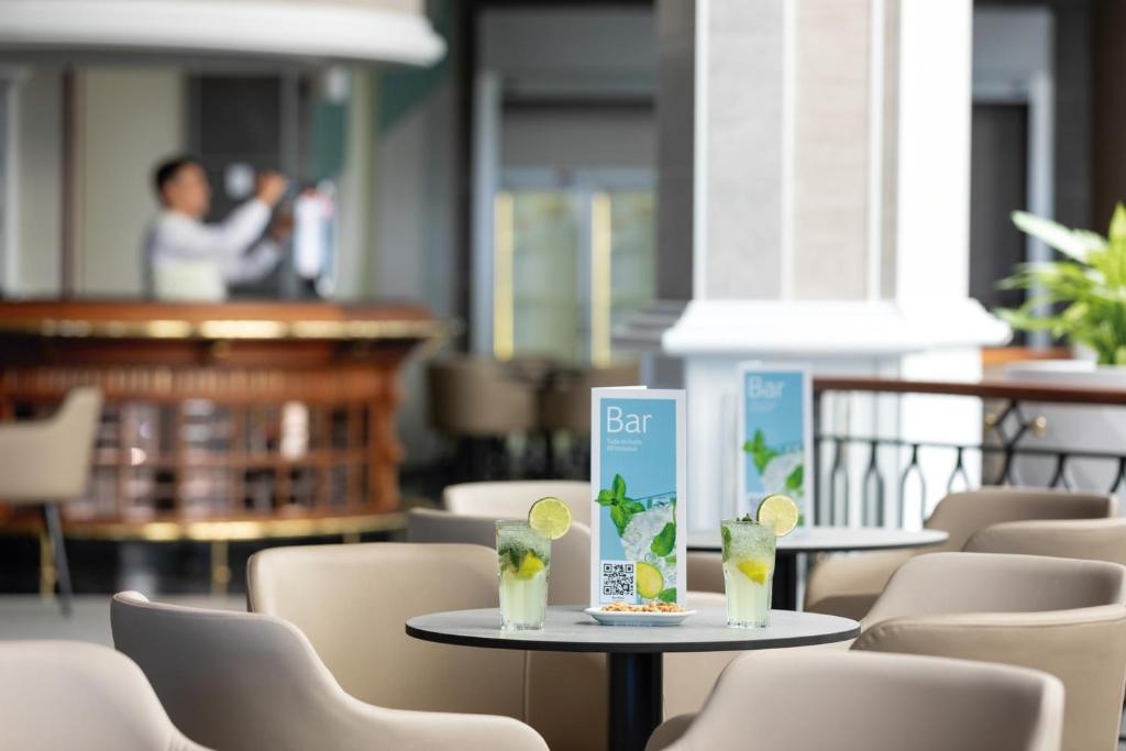 Bar Riu Madeira ar kokteiļiem un uzkodām pie galda