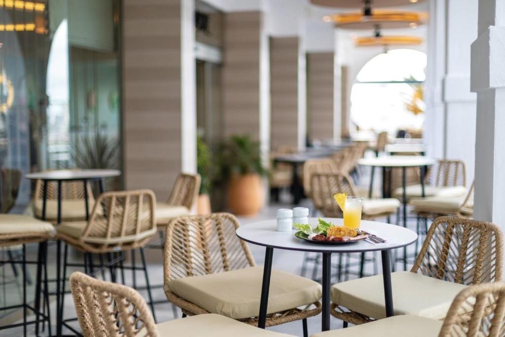 Riu Madeira terases zona ar galdu un ēdienu