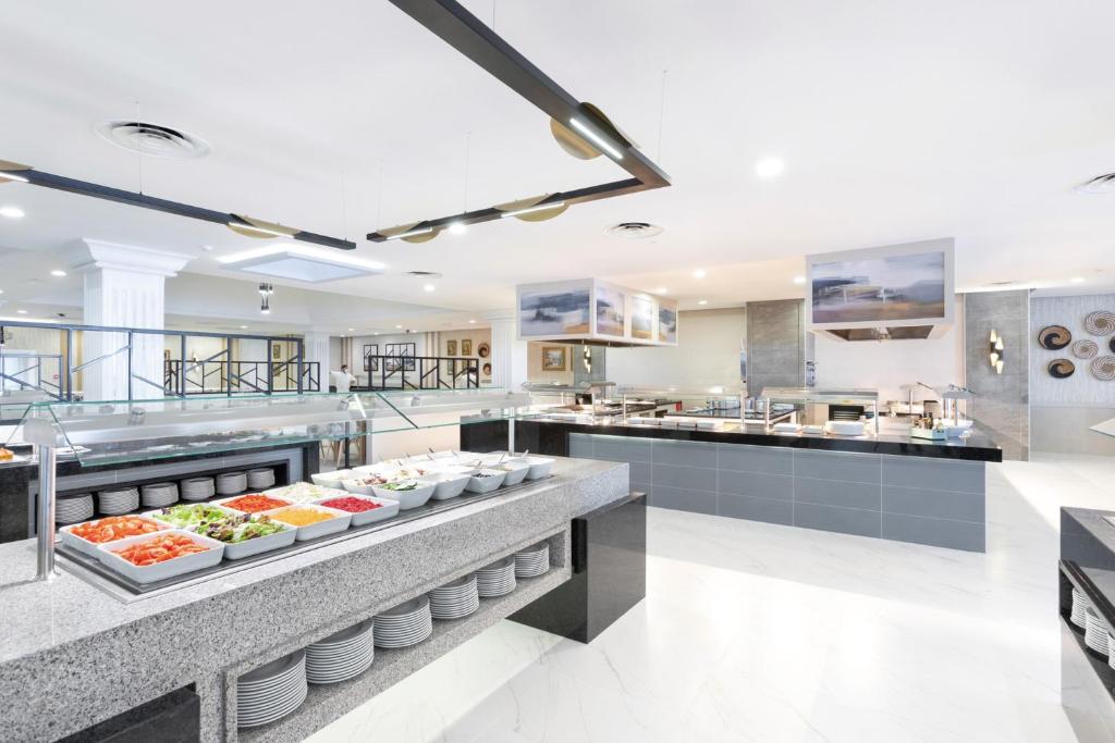 Moderns bufete restorāns viesnīcā Riu Madeira ar plašu ēdienu izvēli