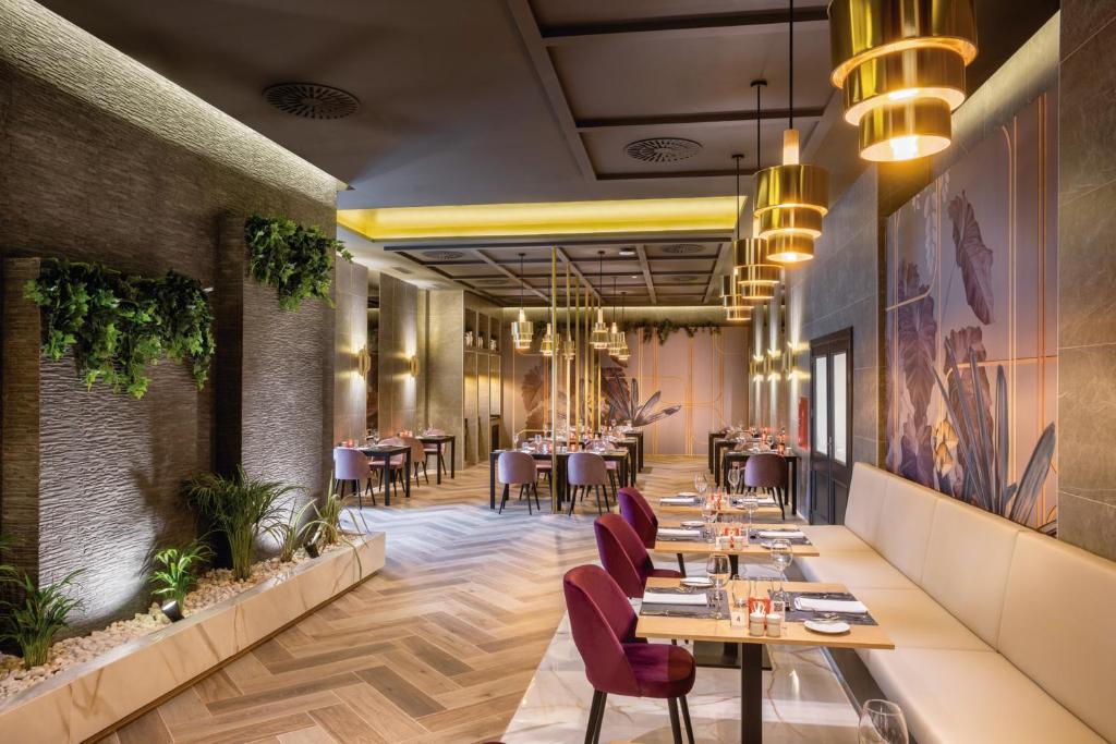 Moderns restorāns Riu Madeira ar elegantu interjeru un romantisku atmosfēru