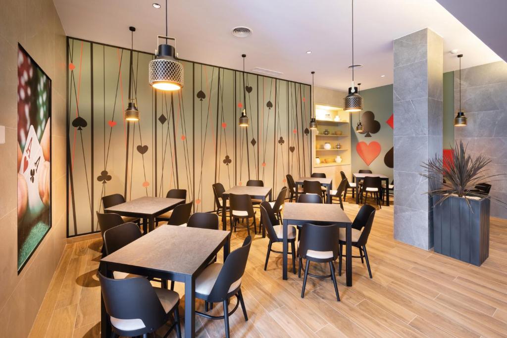 Viesnīcas Riu Madeira moderns restorāns ar spēļu kāršu motīviem.