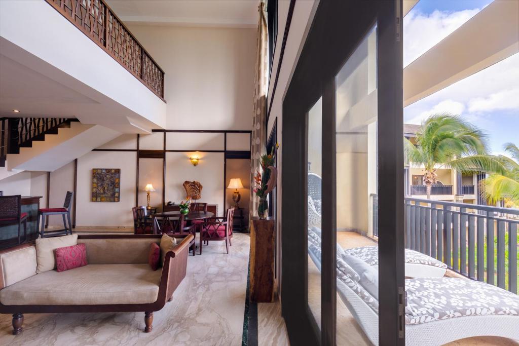 Mūsdienīgs, plašs viesnīcas numurs ar ērtu dīvānu un ēdamistabu, kas apvienots ar balkonu ar skatu uz zaļo apkārtni. Interjerā redzami koka elementi un dabīgi apgaismojumi.