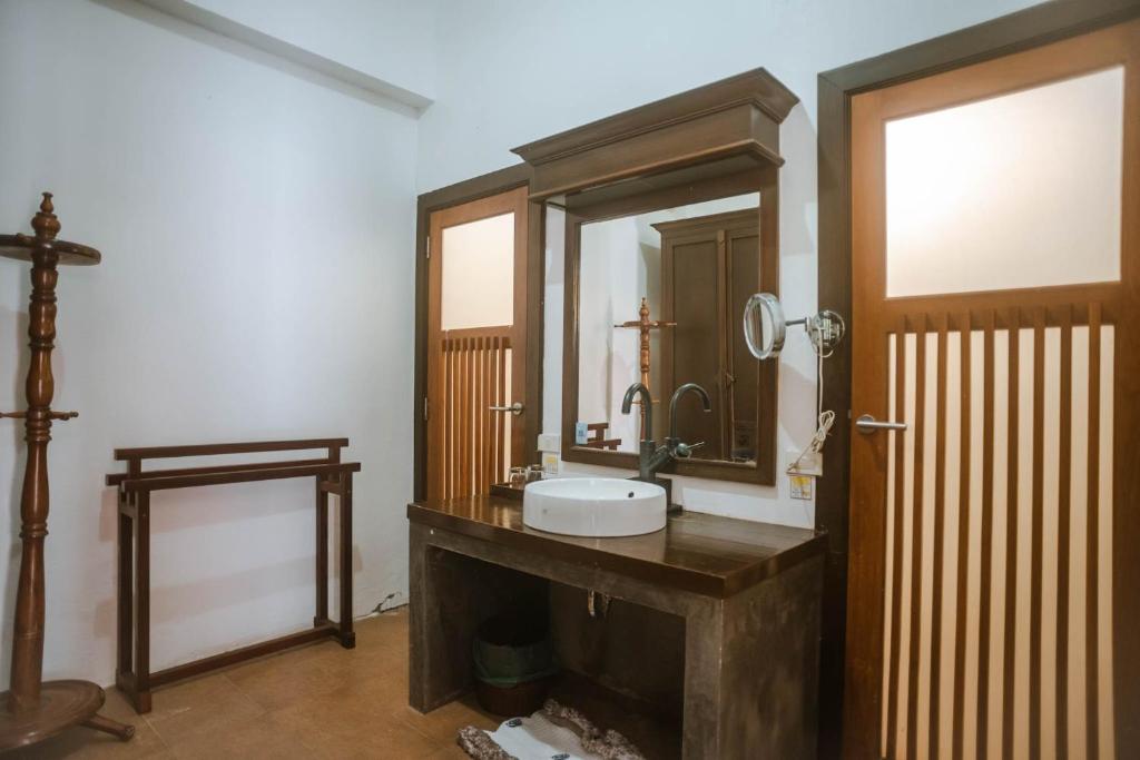 Moderns vannas istabas dizains The Aiyapura Koh Chang Resort, ar izsmalcinātu spoguli.