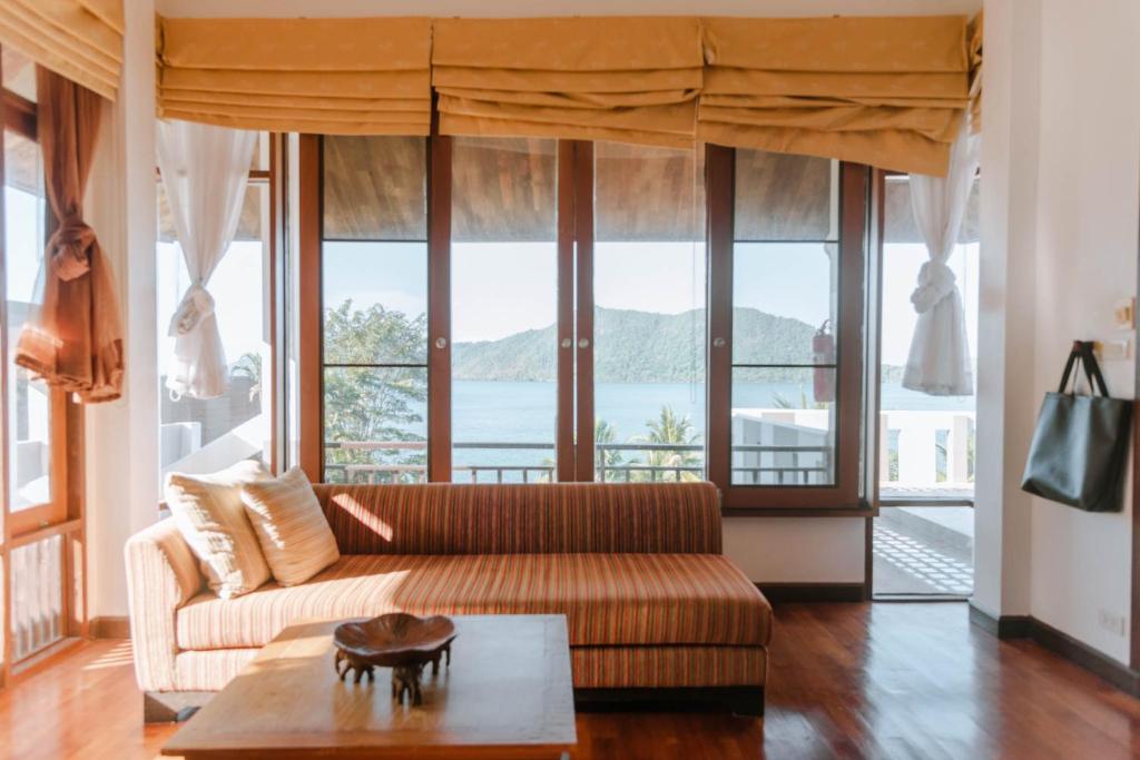 Gaisīga atpūtas zona ar skatu uz jūru The Aiyapura Koh Chang Resort.