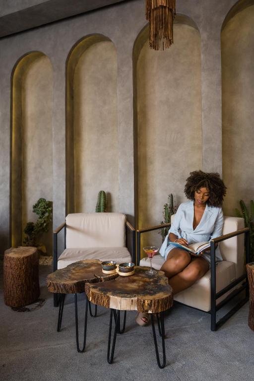 Sieviete lasa grāmatu pie Sunrise Tucana Resort mūsdienīgā interjerā.