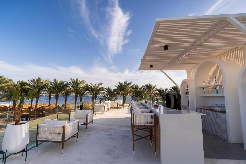 Bārs pie Sunrise Tucana Resort ar skatu uz jūru un palmu alejām.