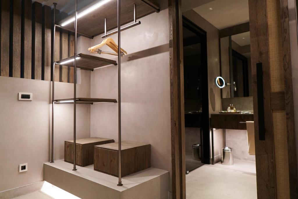 Moderns drēbju skapis Rixos Premium Bodrum ar koka plauktiem un pakaramiem.