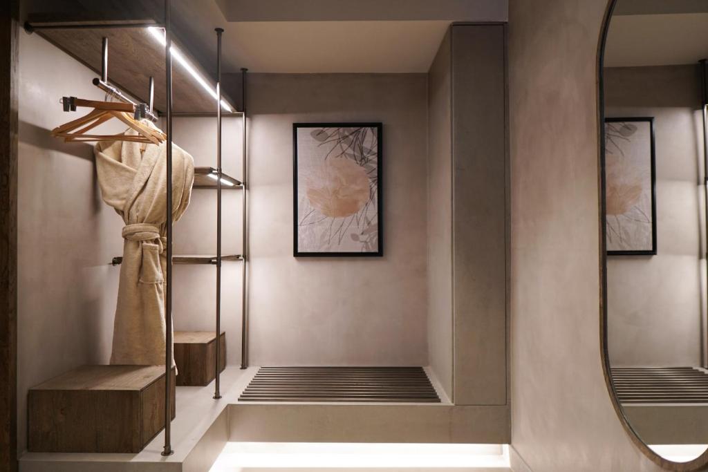 Moderns numura iekārtojums Rixos Premium Bodrum ar drēbju pakaramajiem un spoguli.