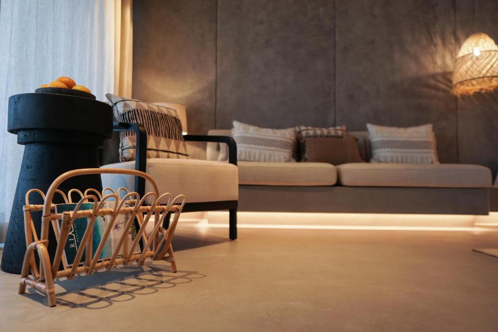 Mūsdienīgs viesnīcas numurs Rixos Premium Bodrum ar komfortablu dīvānu un dekoratīviem elementiem.