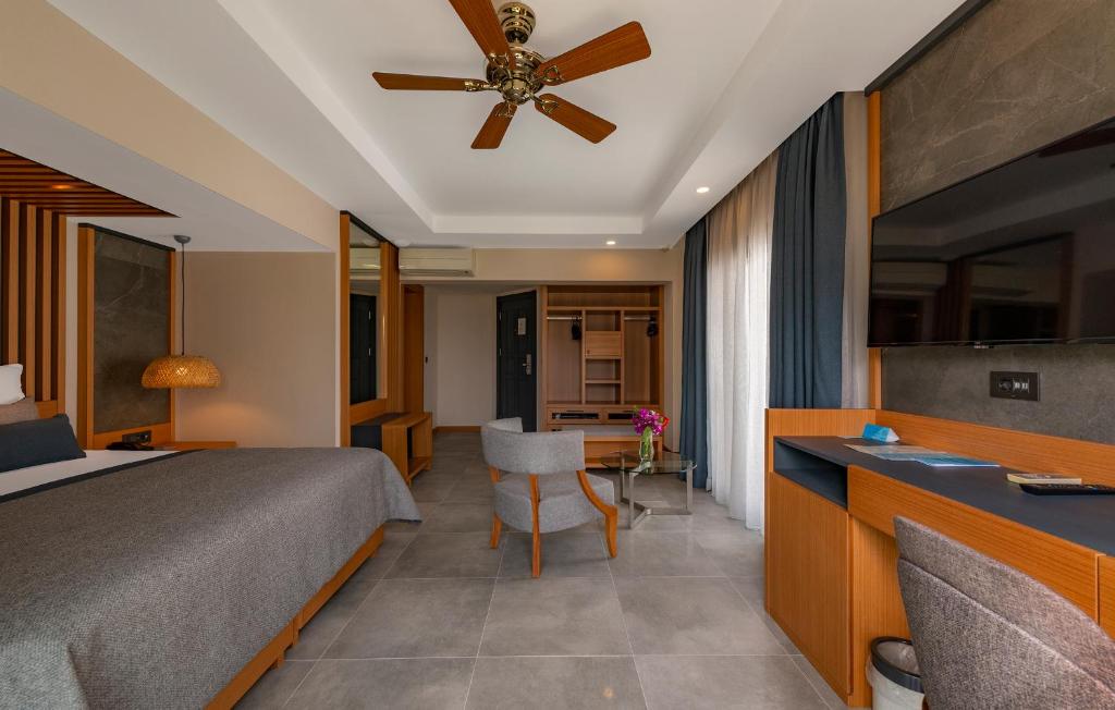 Mūsdienīgs numurs Samara Hotel Bodrum ar elegantu interjeru un ventilatoru