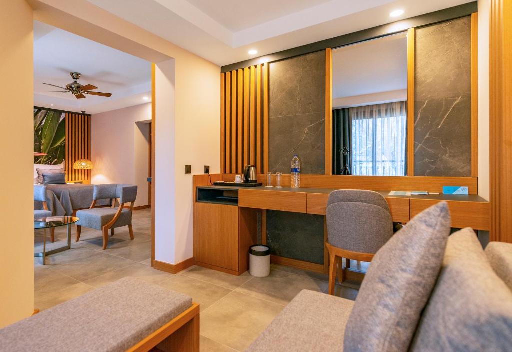 Mūsdienīgs numurs Samara Hotel Bodrum ar elegantu dizainu un ērtu mēbelējumu.