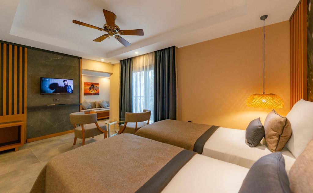 Mūsdienīgs numurs viesnīcā Samara Hotel Bodrum ar divām gultām un balkonu.