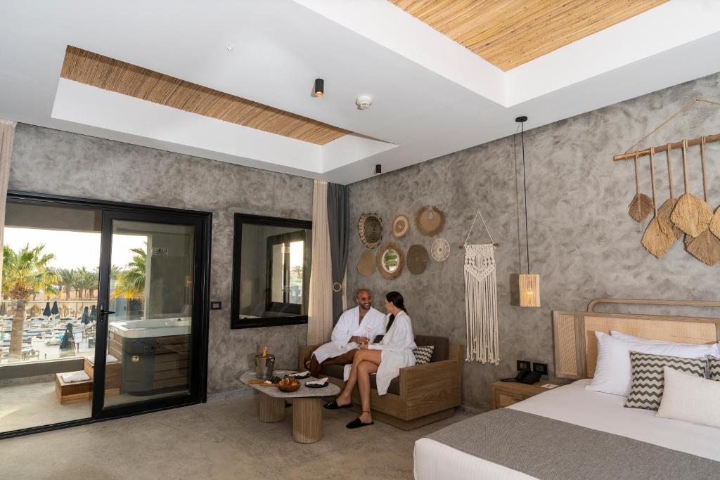 Romantisks brīdis Sunrise Tucana Resort numurā ar skatu uz baseinu.