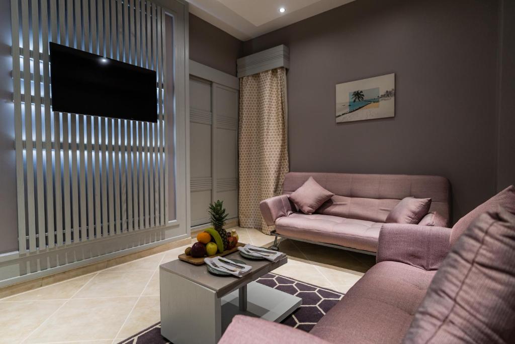 Mūsdienīgs viesnīcas numurs ar dīvānu un televizoru, Sunrise Crystal Bay Resort