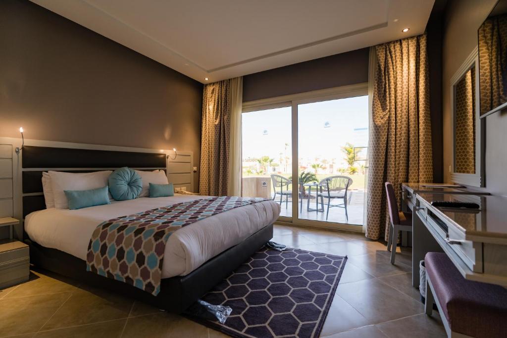 Mūsdienīgs numurs Sunrise Crystal Bay Resort ar terasi un skatu uz dārzu.