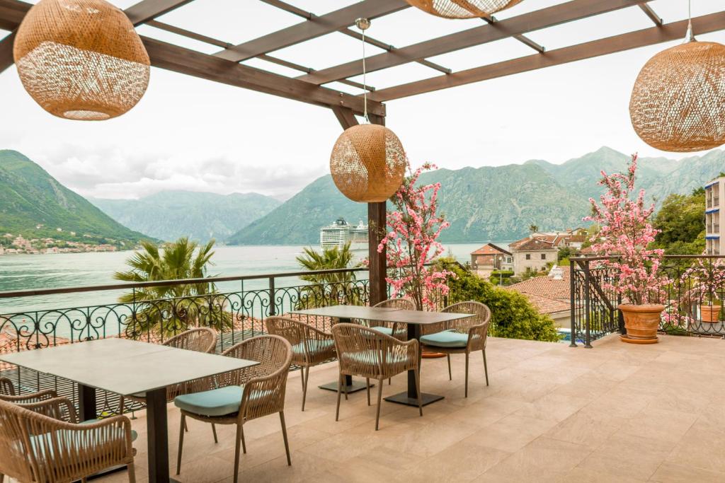 Terase ar skatu uz kalniem un ūdeni, dekorēta ar ziediem un moderniem lampām, piedāvā relaksējošu atmosfēru. Ideāla vieta atpūtai un maltītēm svaigā gaisā.