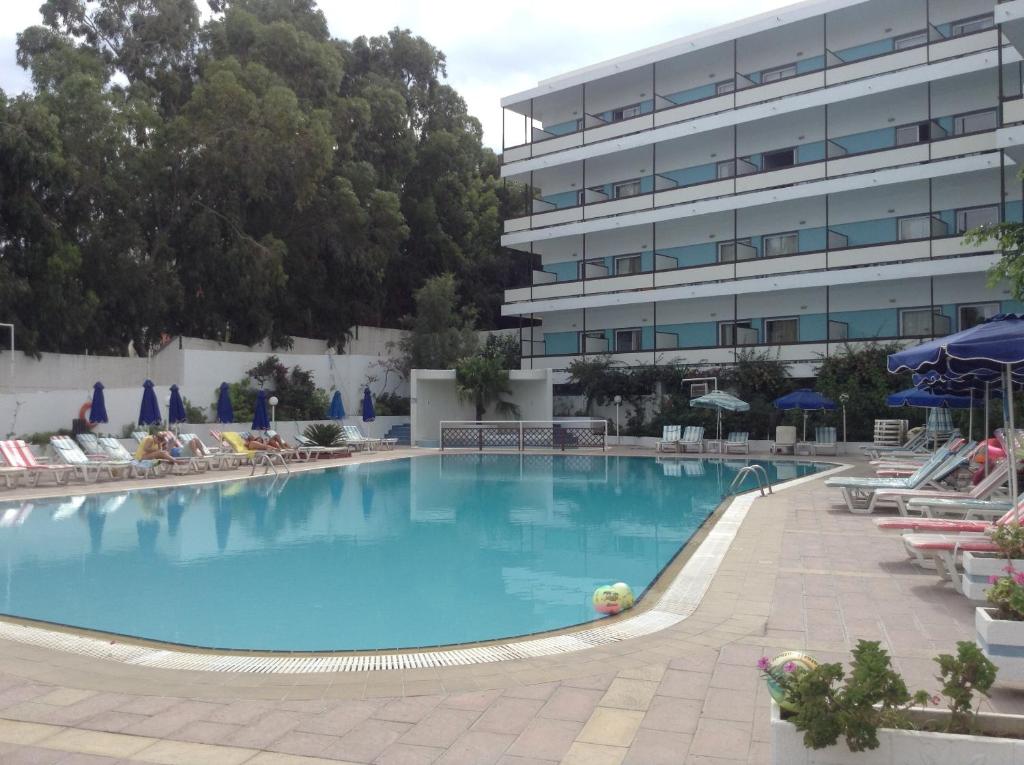 Belair Beach viesnīcas baseins ar sauļošanās krēsliem piekrastē