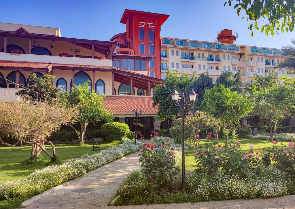 Belconti Resort Hotel zaļā zona ar ziediem un ēkām