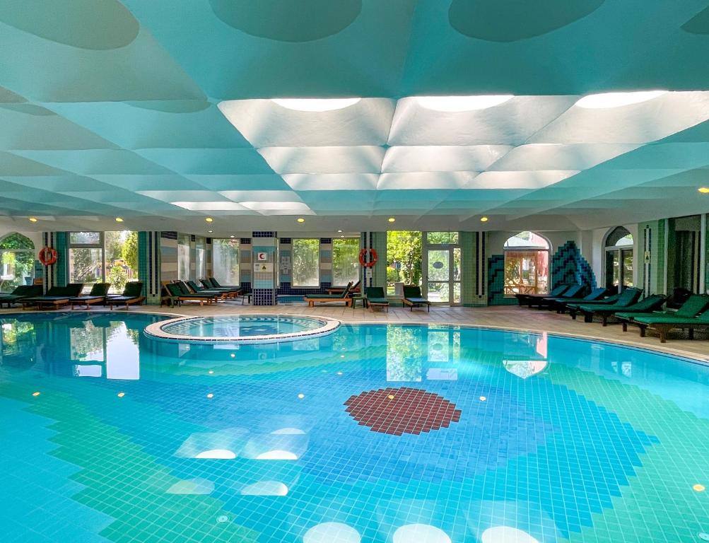 Iekštelpu baseins Belconti Resort Hotel ar saules gultām