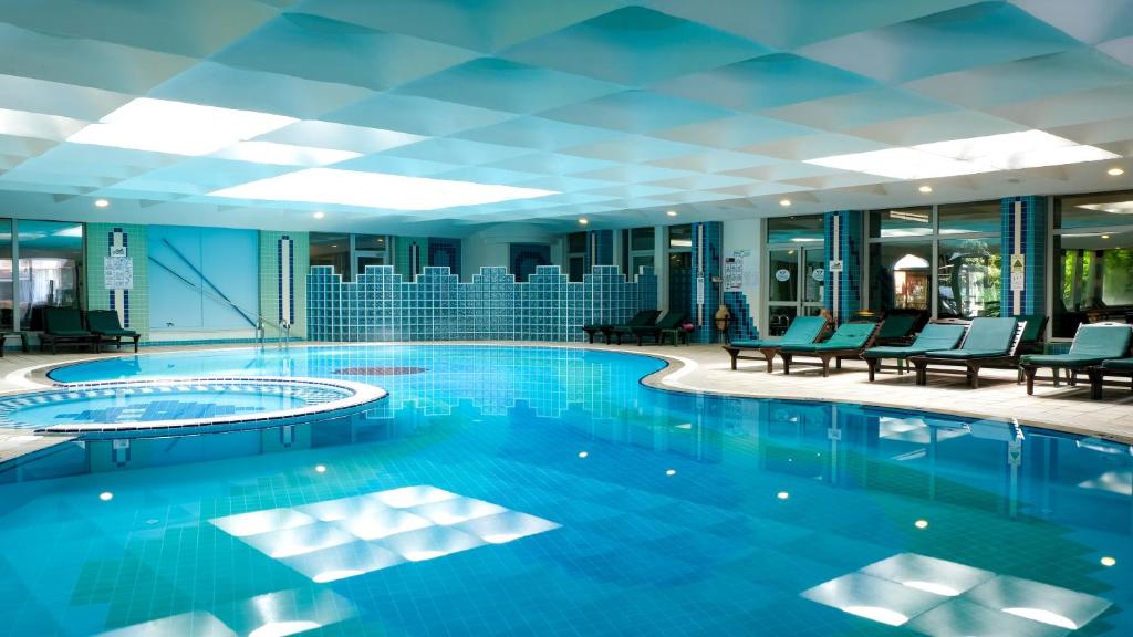 Peldbaseins ar saules gultām Belconti Resort Hotel