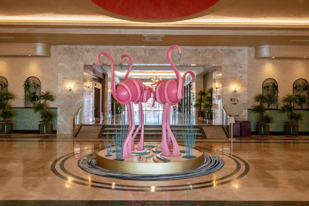 Skaista rozā flamingo statuja viesnīcā Megasaray Westbeach Antalya