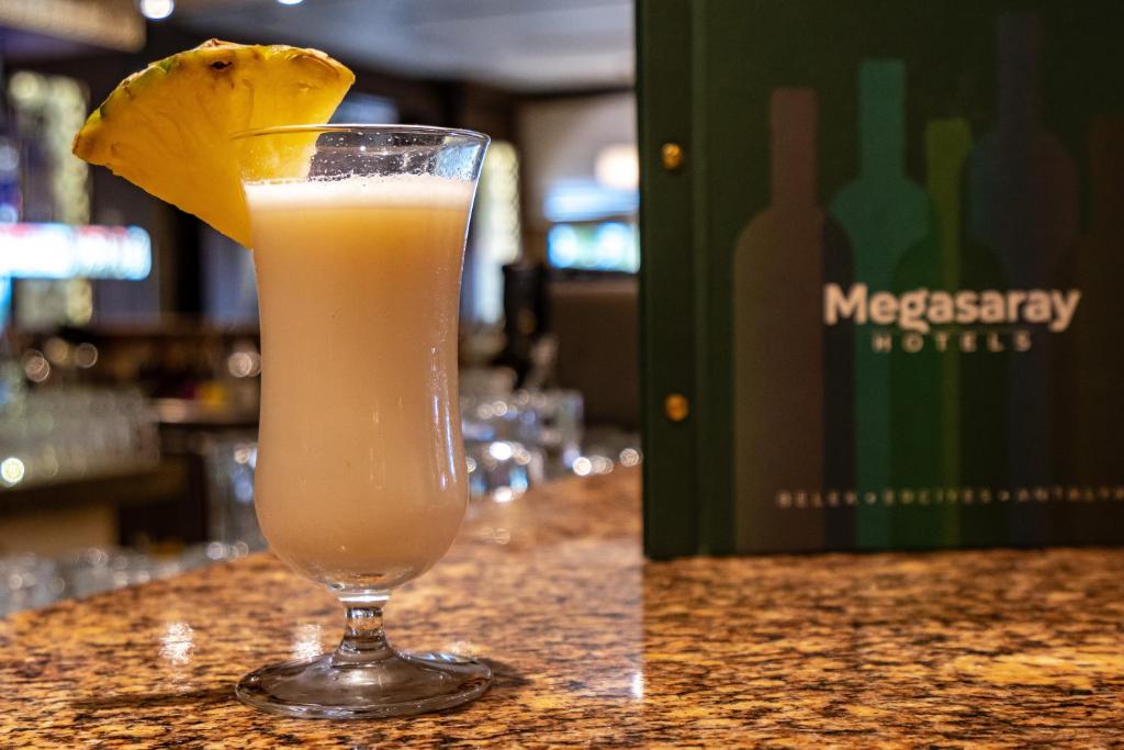 Pina colada ar ananāsu pie Megasaray Westbeach Antalya