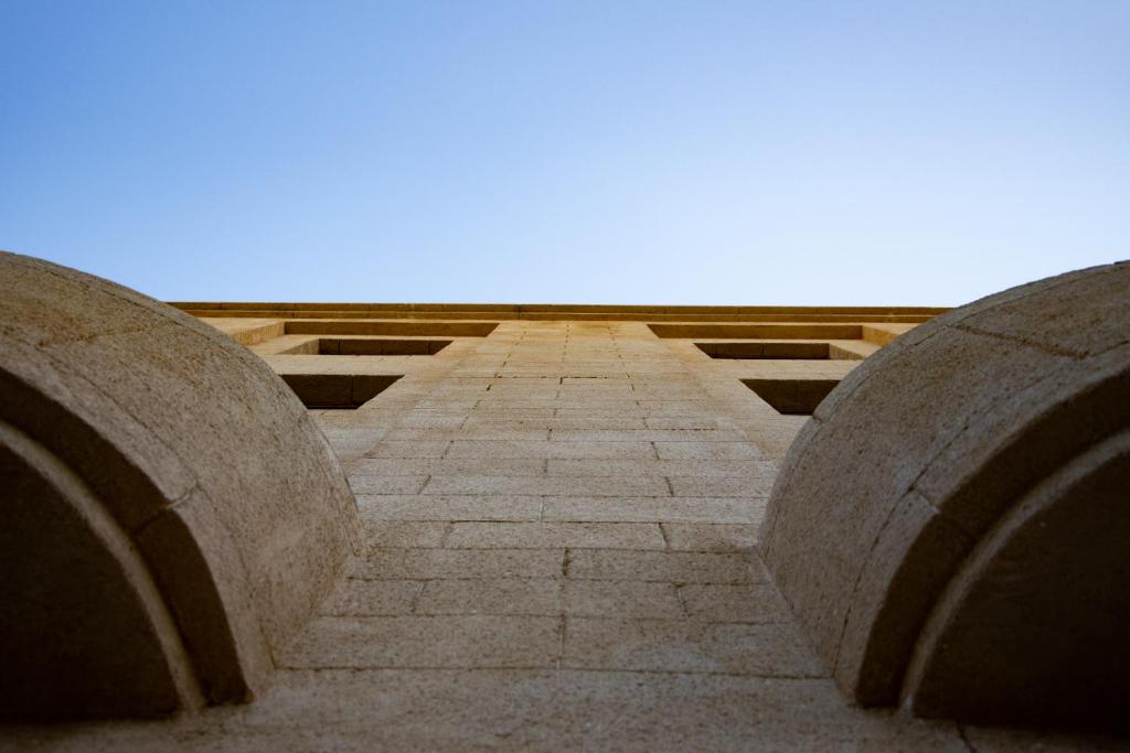 Grande Albergo Delle Rose ēkas arhitektūras detaļas, skatoties no apakšas.
