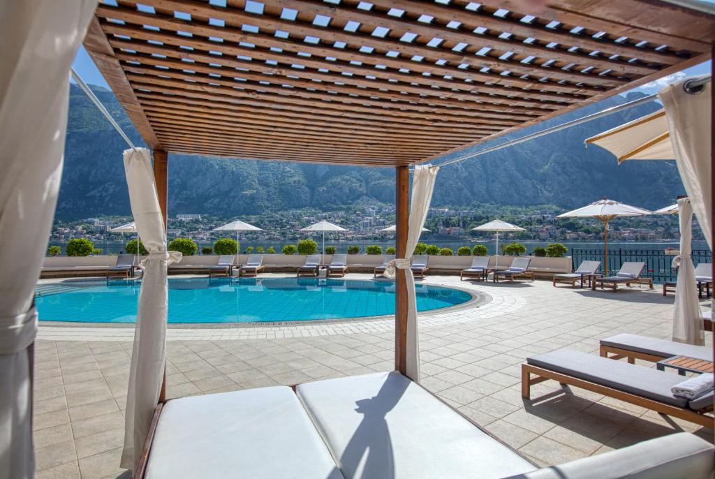 Saulaina terase ar baseinu un kalnu ainavu, kur viesi var atpūsties uz guļamkrēsliem un baudīt mierīgu atmosfēru. Ideāla vieta relaksācijai un atpūtai.