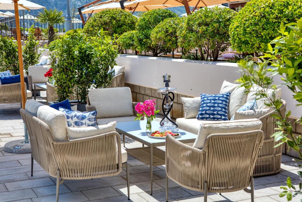 Eleganta āra atpūtas zona ar mīkstajām mēbelēm, ziediem un šašliku, iestādīta zaļumos un apgaismota ar sauli. Ideāla vieta relaksācijai un socializācijai.