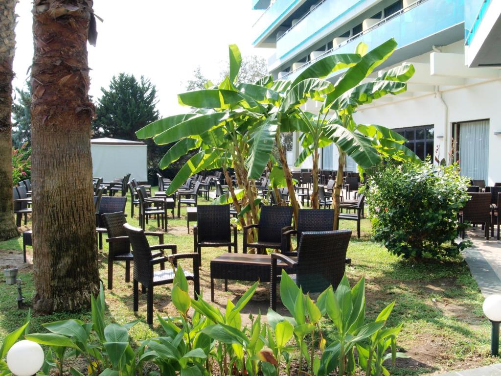 Atpūtas zona ar ērtām krēslām Calypso Beach viesnīcā.