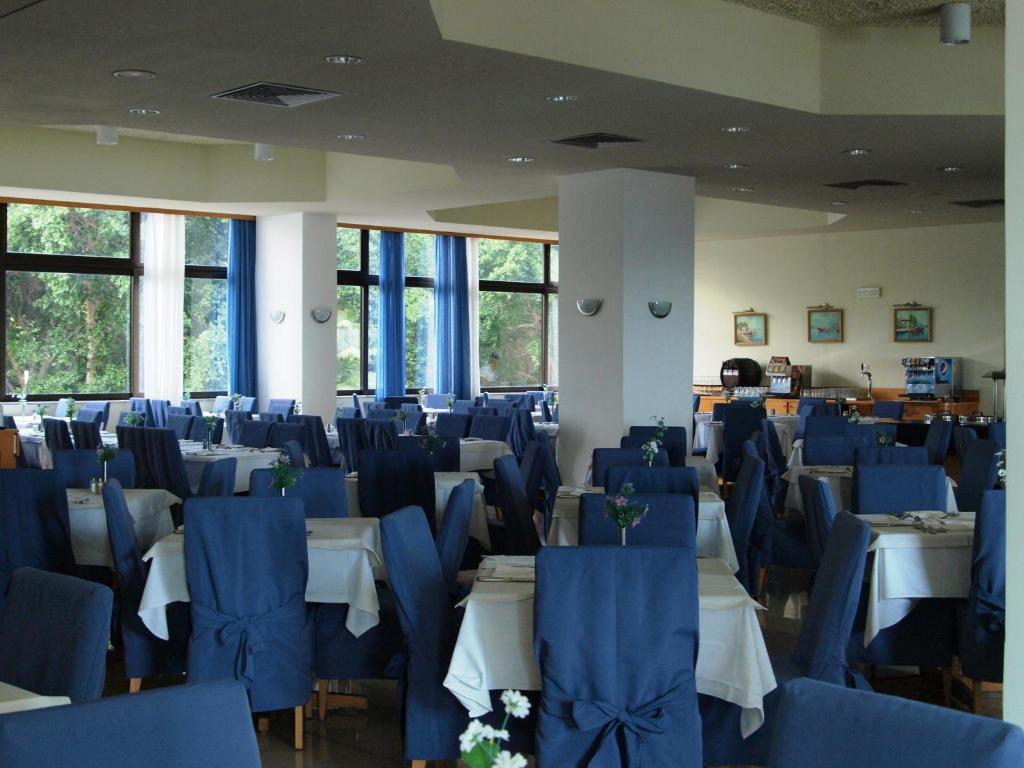 Restorāns ar gaišām telpām un zilu dekoru Calypso Beach