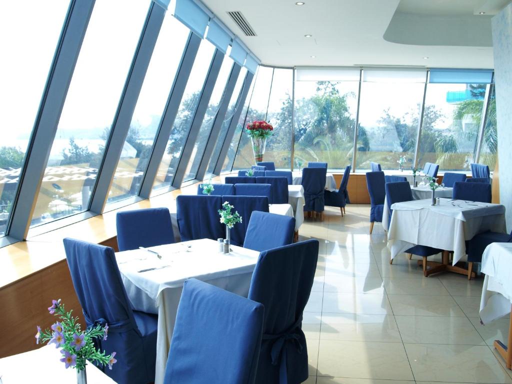 Mūsdienīgs restorāns ar lieliem logiem piekrastē Calypso Beach