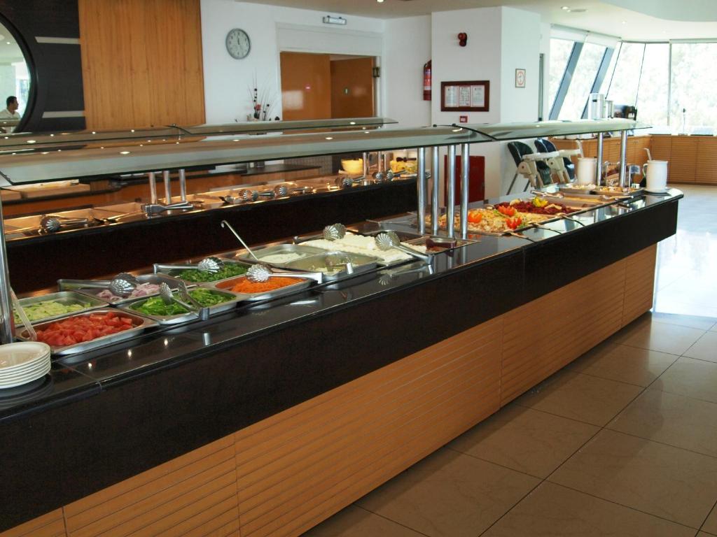 Bagātīgs bufetes galds viesnīcā Calypso Beach ar svaigiem dārzeņiem un augļiem.