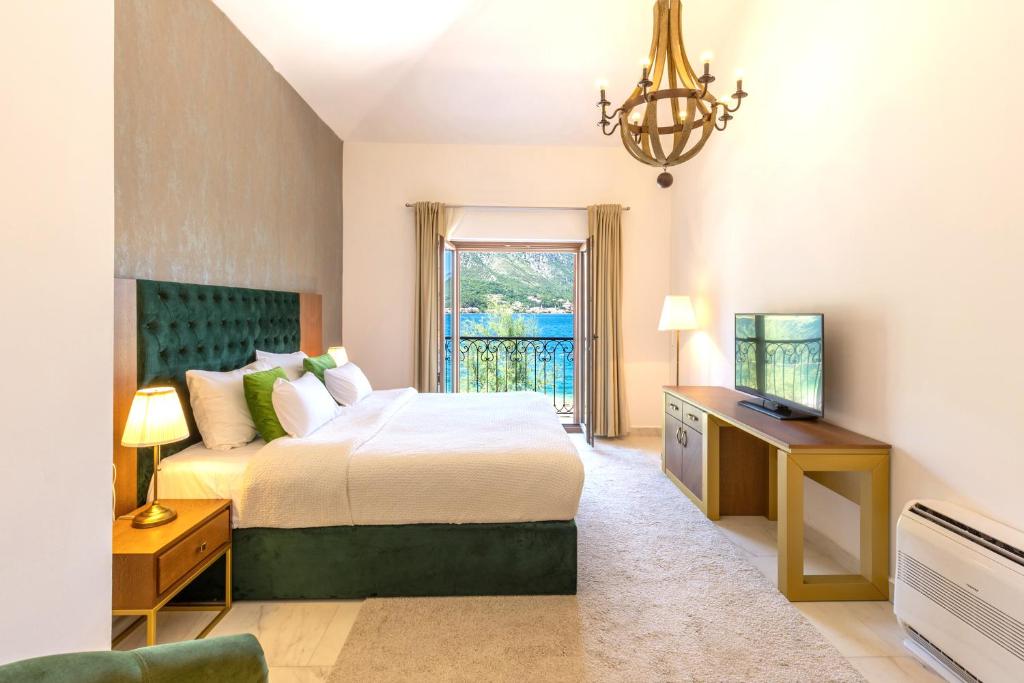 Mūsdienīgs guļamistabas interjers ar zaļu gultu, koka mēbelēm un skatu uz dabu. Svaiga un gaiša atmosfēra, kas nodrošina komfortu un relaksāciju.