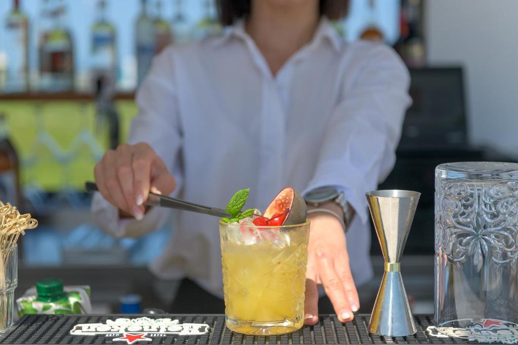 Kokteilis ar garnējumu pie Sun Beach Resort bāra