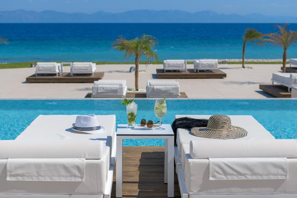 Atpūtas zona pie Sun Beach Resort ar baseinu un skatu uz jūru