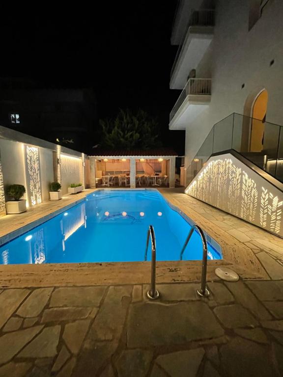 Mūsdienīgs nakts peldbaseins ar apgaismojumu un viesējo atpūtas zonu. Eleganta arhitektūra un relaksējoša atmosfēra.