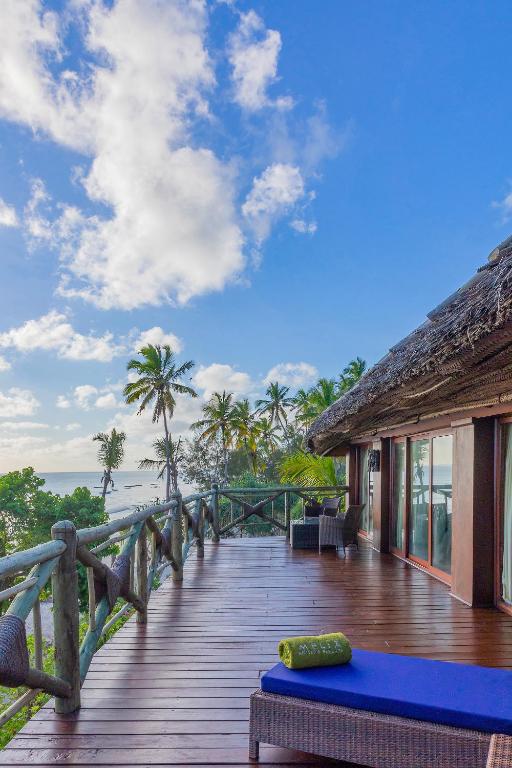 Melia Zanzibar terase ar skatu uz okeānu un palmas.