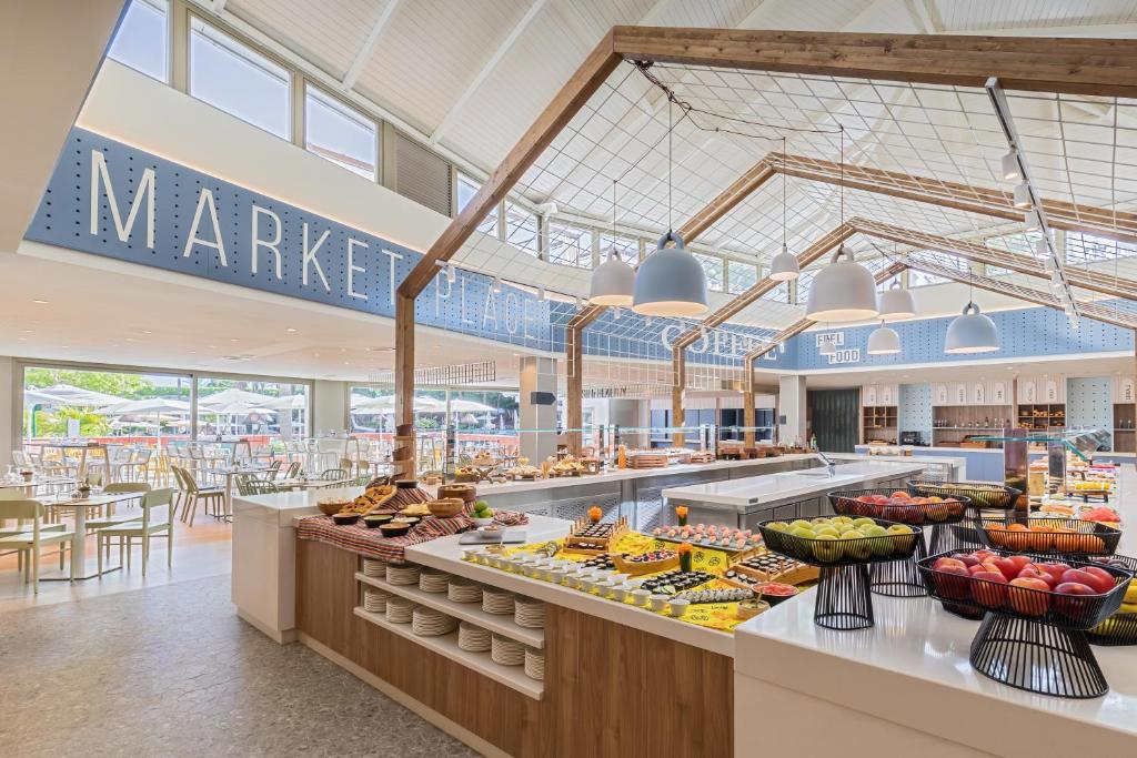 Mūsdienīgs bufetes stils ar plašu augļu un ēdienu izvēli, gaišs interjers ar lieliem logiem un ērtām sēdvietām. Ideāla vieta, lai izbaudītu gardus maltītes un relaksējošu atmosfēru.