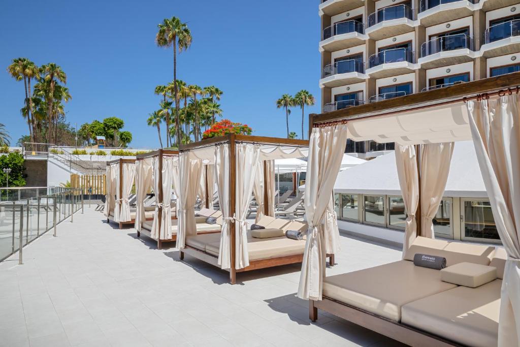 Peldbaseinu zonā ir eleganti kabīnes ar saulainu laiku un palmām. Grozāmās gultas ir izvietotas blakus viesnīcai, radot relaksējošu atmosfēru.